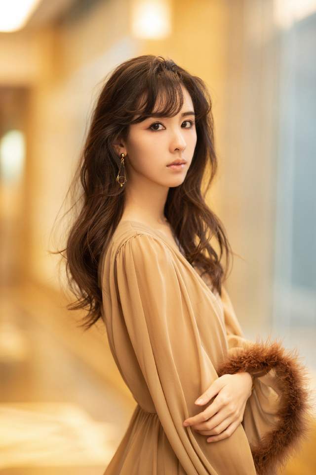 终于等到陈都灵长大了,现在虽然没以前清纯却带来了高级妖媚感