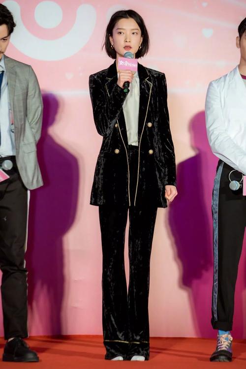 谭松韵、张含韵穿上丝绒裙秒变少女,美到开挂了