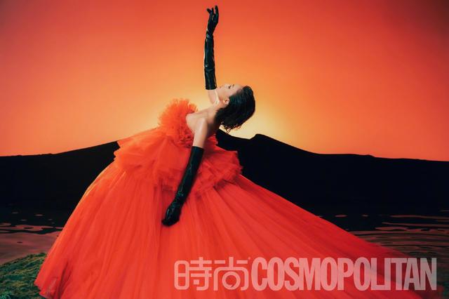 舒淇最新时尚画报解锁最潮造型,湿发红唇魅力十足