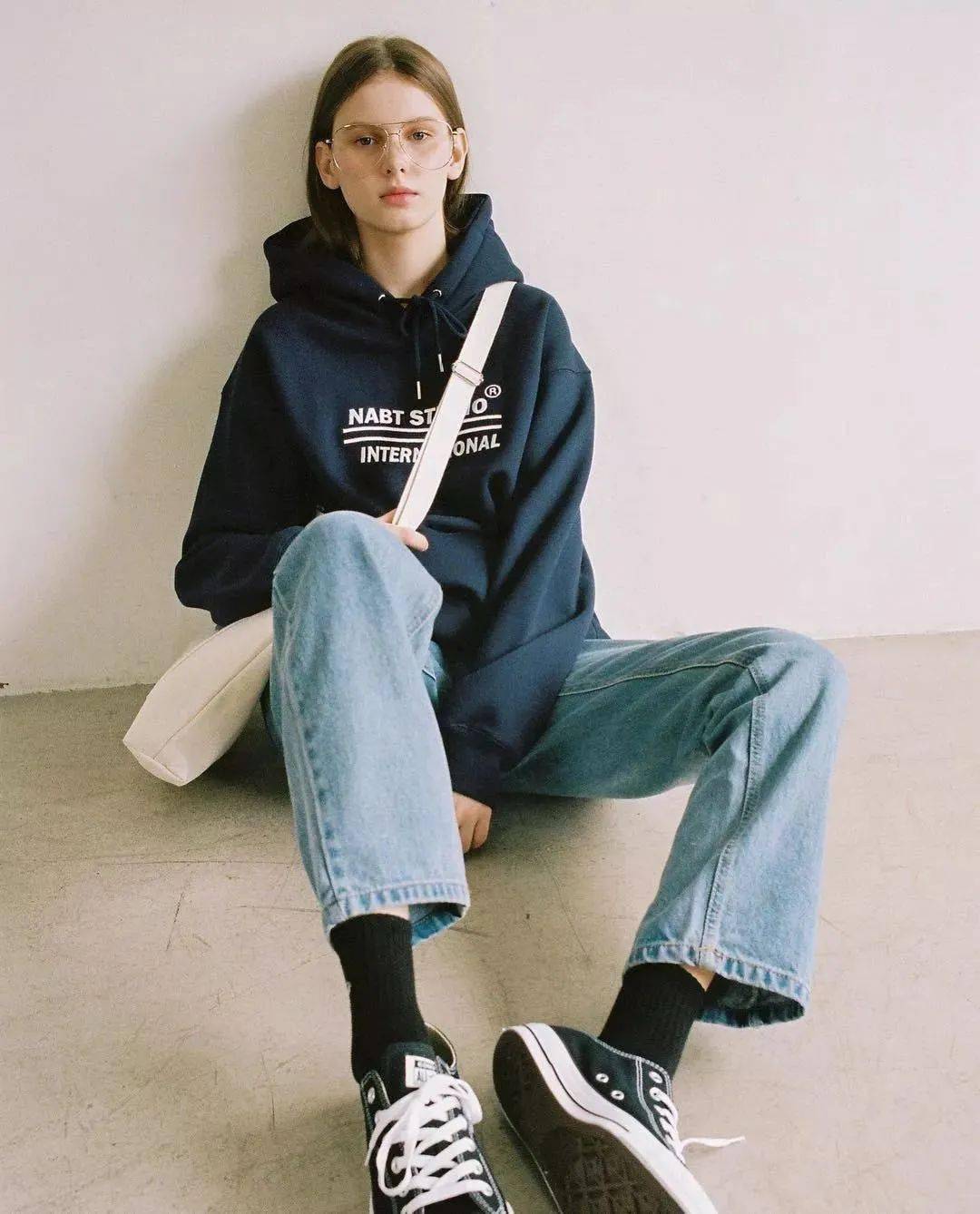 最常见的“露袜”穿法:运动鞋 + 袜子