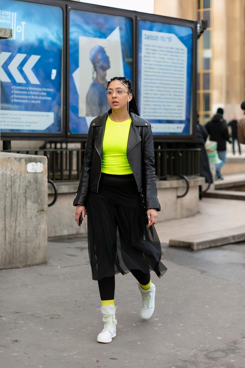 “袜子包裤脚”，保暖又时髦！