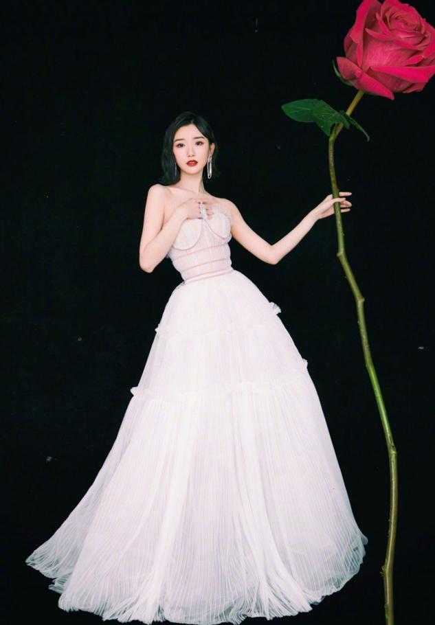 毛晓彤白色吊带裙配微卷波浪发，港风范儿十足