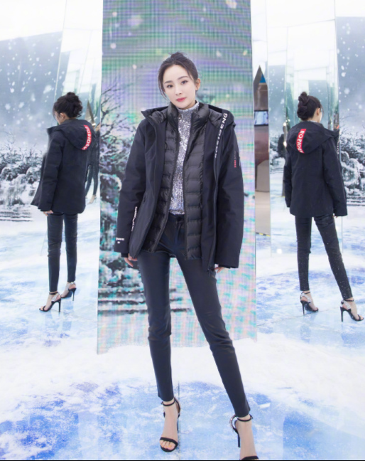 杨幂“钻石口罩”搭配高领针织衣，洋气少女好吸睛