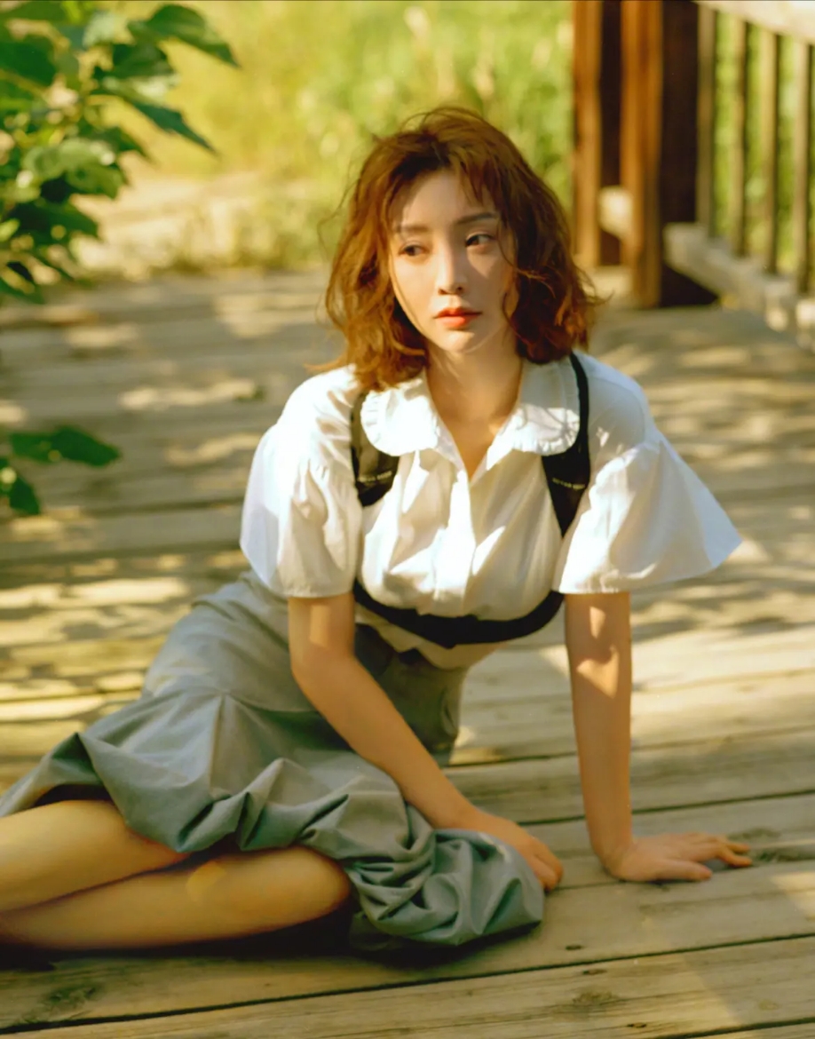 40岁柳岩走萝莉风“脏脏”发搭配蓬松衫 坐姿宛如少女