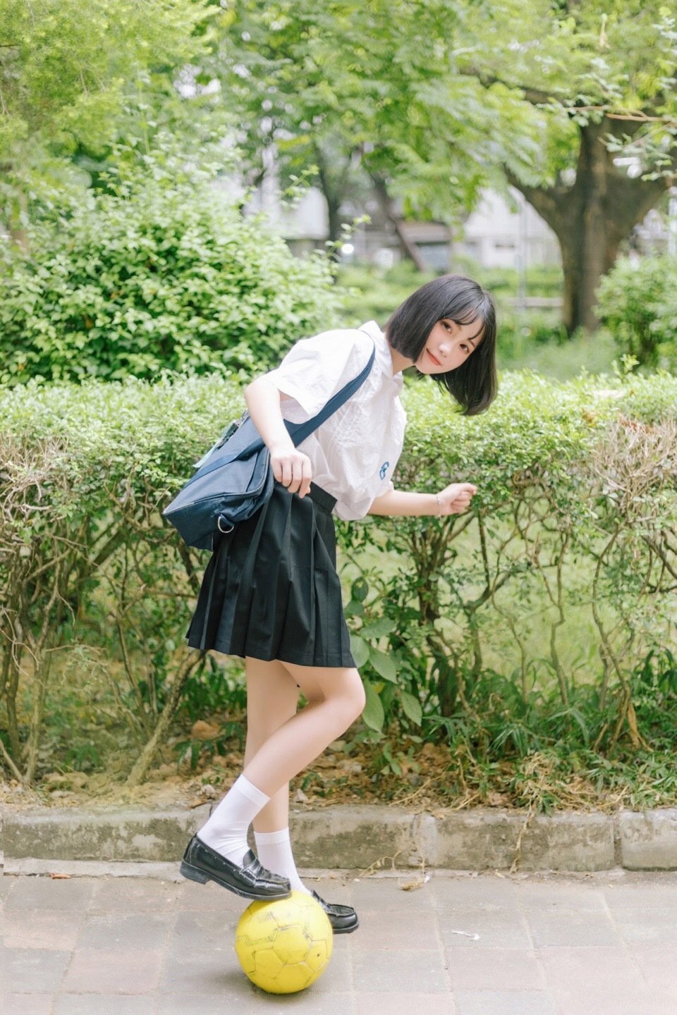 短发美女学生JK制服诱惑户外风格写真图片