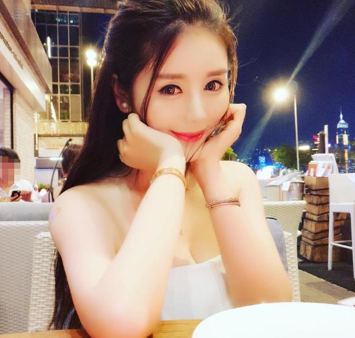 张琪格秀舞技暴露身材,腰间赘肉显露无疑,年近30终于走样?