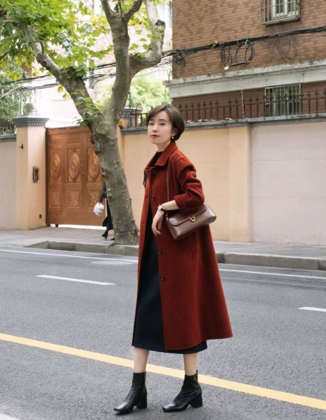 日常穿搭怎么穿才高级？没必要装嫩，简约的针织衫穿搭就很不错