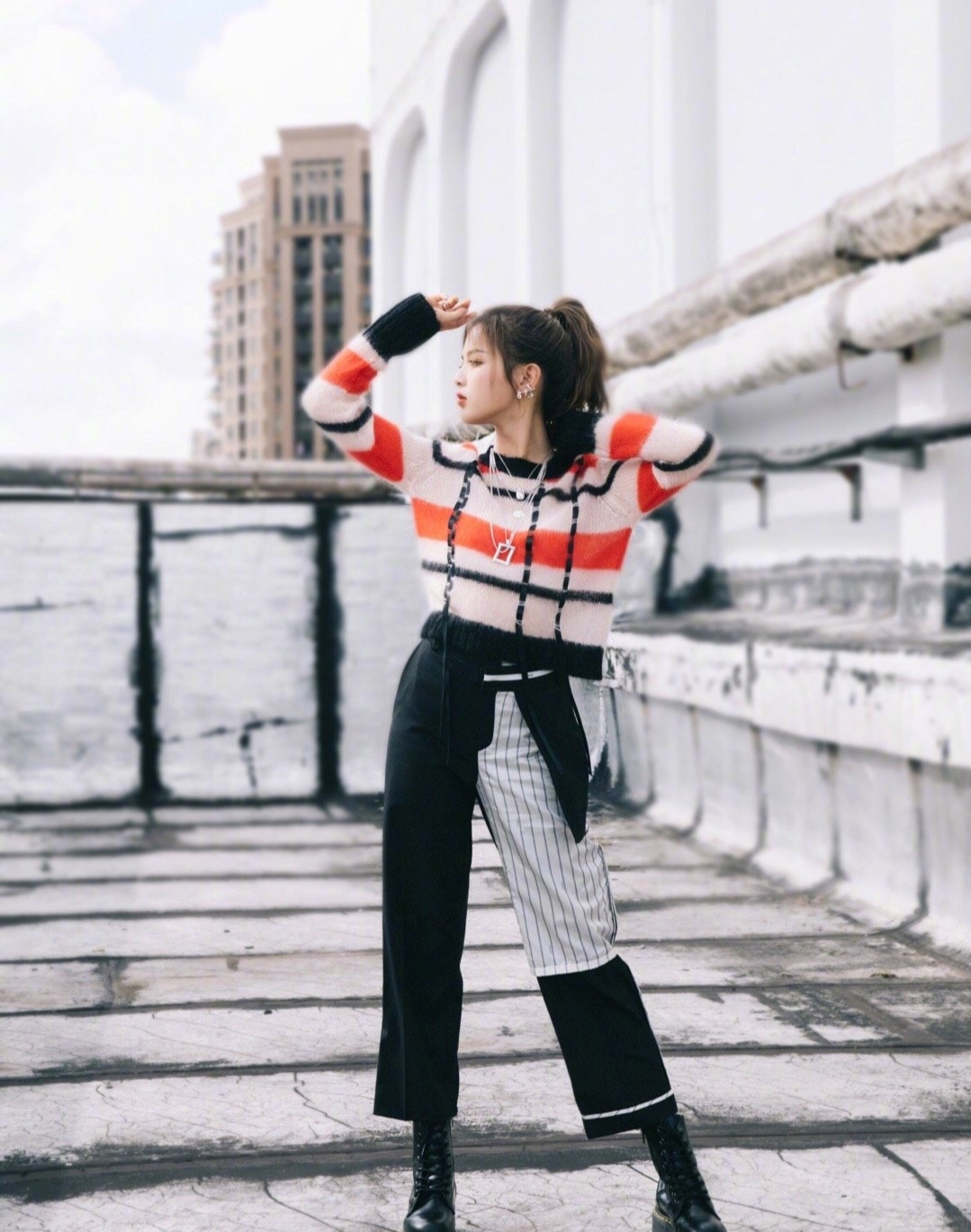 彩色阔腿裤也非常时尚，尽显明媚气息