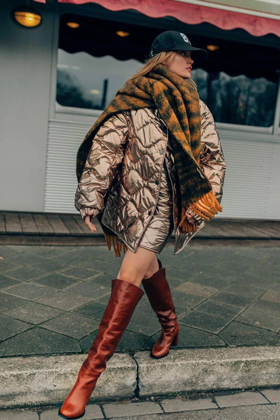 宽松自在的衣着方式,感觉到自己藏在衣服里的温度