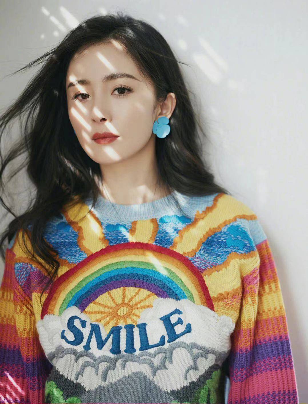 杨幂穿彩虹色系印花毛衣亮相，明媚又温暖