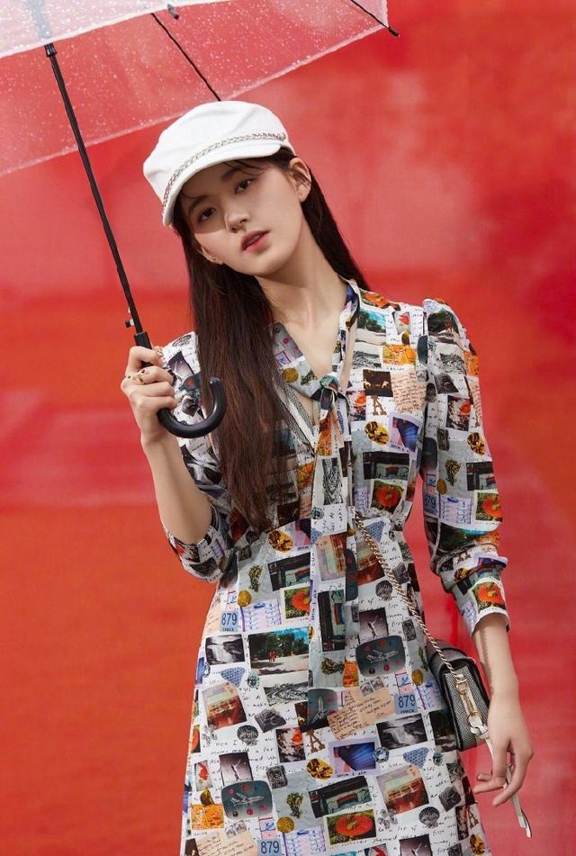 赵露思最新街头造型穿一袭印花连衣裙,真是甜美清新
