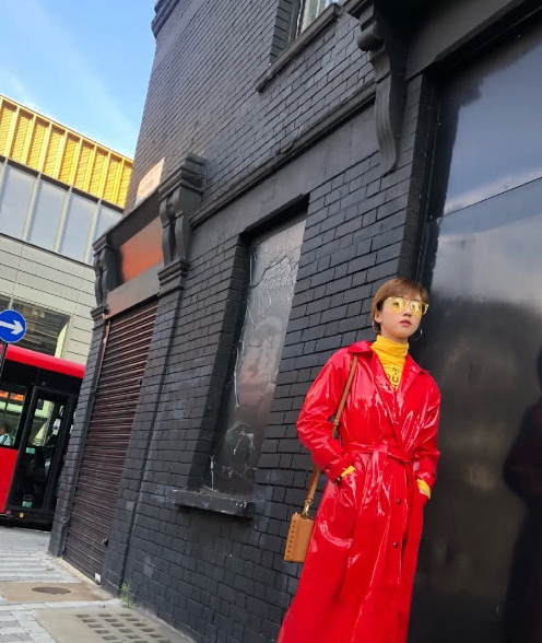 李凯馨时尚街拍大秀逆天“笔杆腿”，这身材真是没谁了