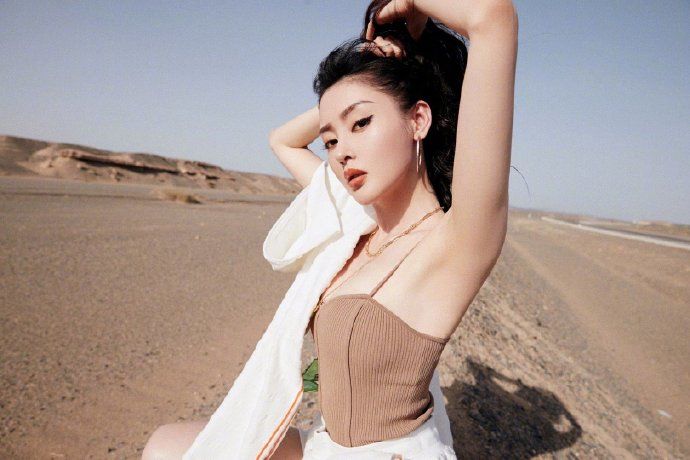 张天爱穿泳装体验漂浮舱,拍摄角度引热议,被指擦边球打得太明显