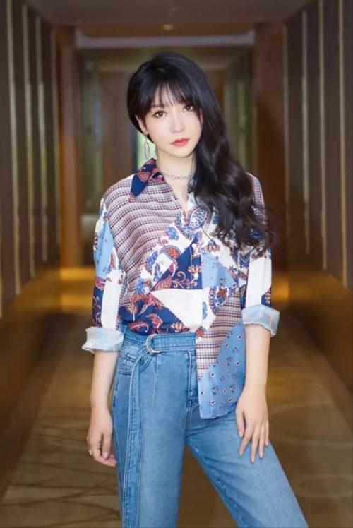 40岁柳岩走萝莉风“脏脏”发搭配蓬松衫 坐姿宛如少女