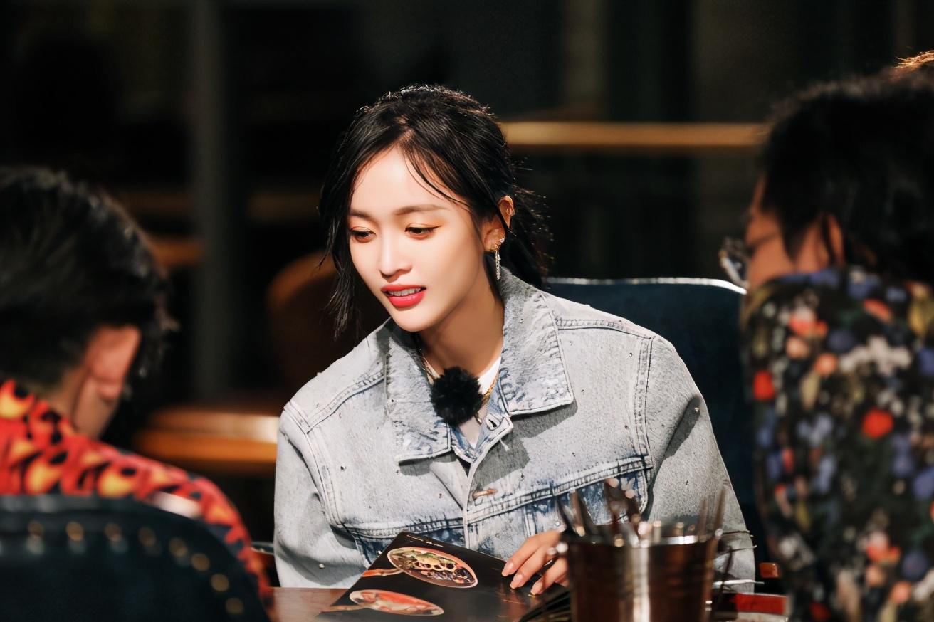 《新手驾到》：吴宣仪甜酷穿搭太吸睛，手把手教你穿衣打扮