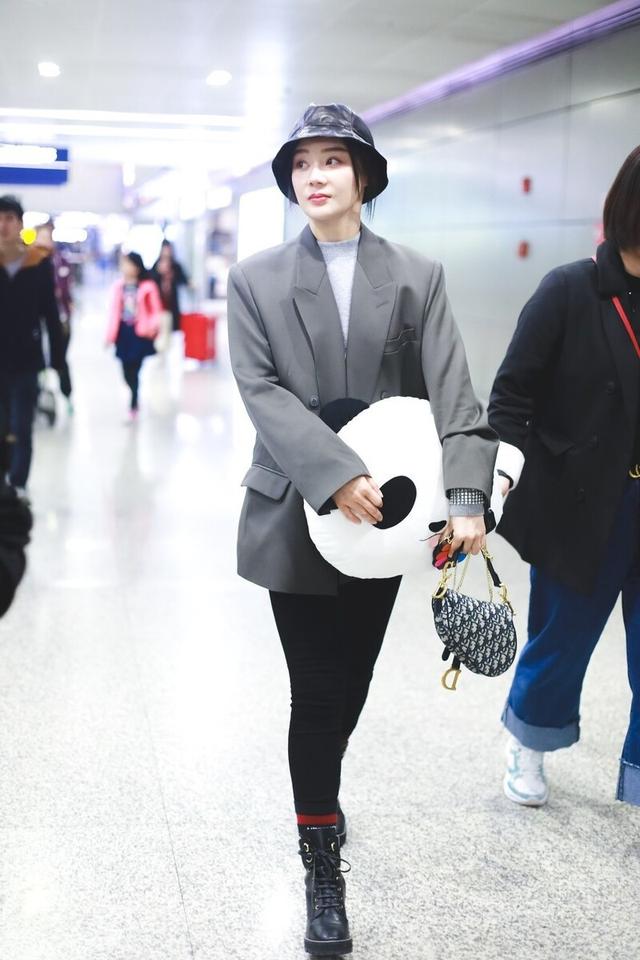 “袜子包裤脚”，保暖又时髦！