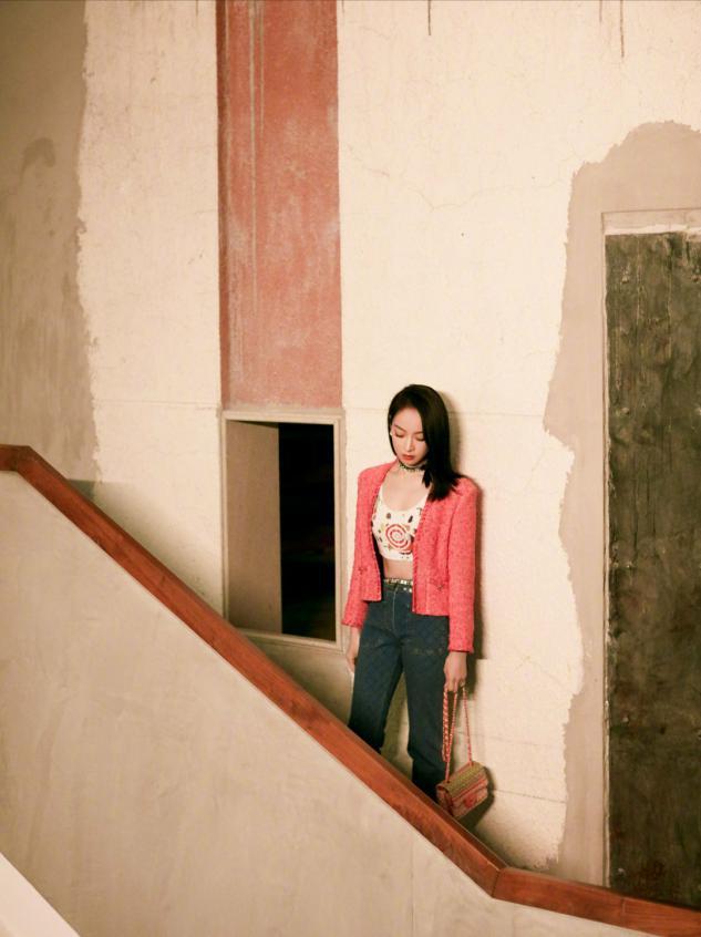 宋茜洋装现身盛典，CHANEL 2021早春服饰时尚靓丽，精致优雅