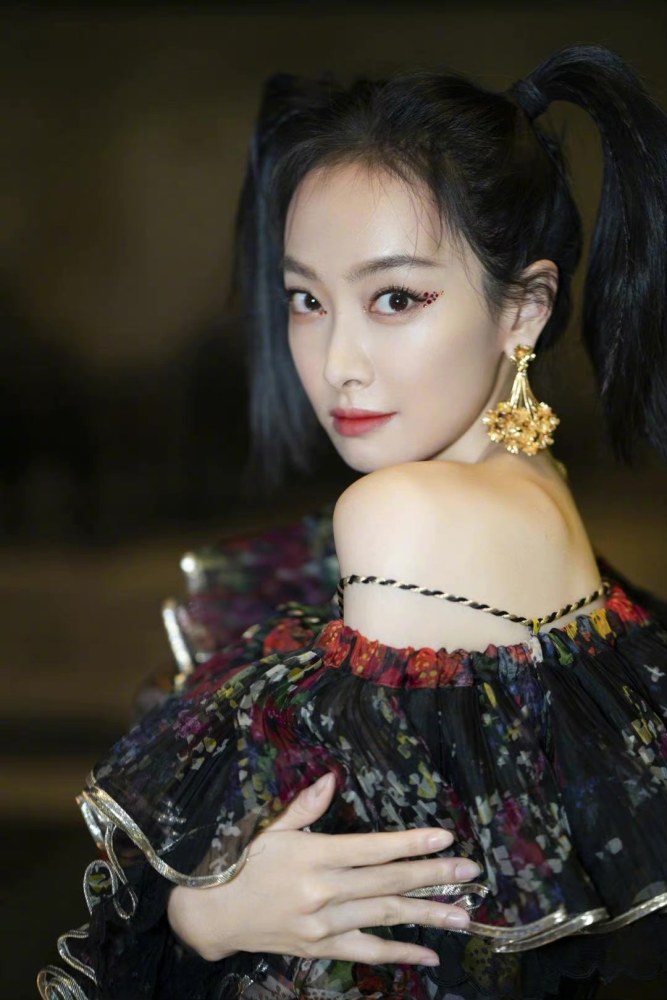 宋茜无修图也美得惊艳,黑色穿出了优雅