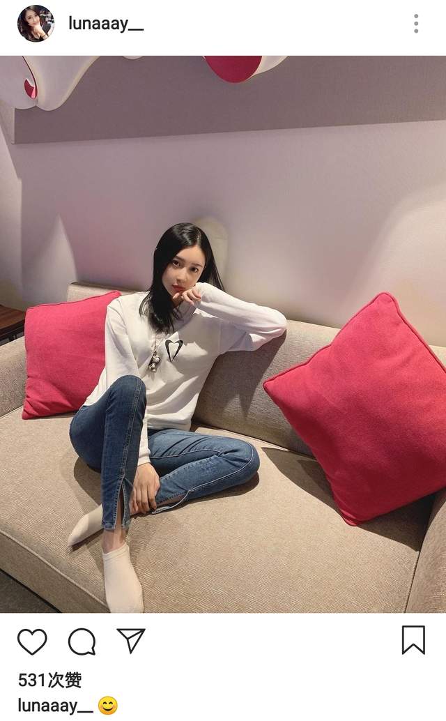 宣云晒自拍，靠在沙发上显慵懒，五官秀气获老公潘玮柏点赞