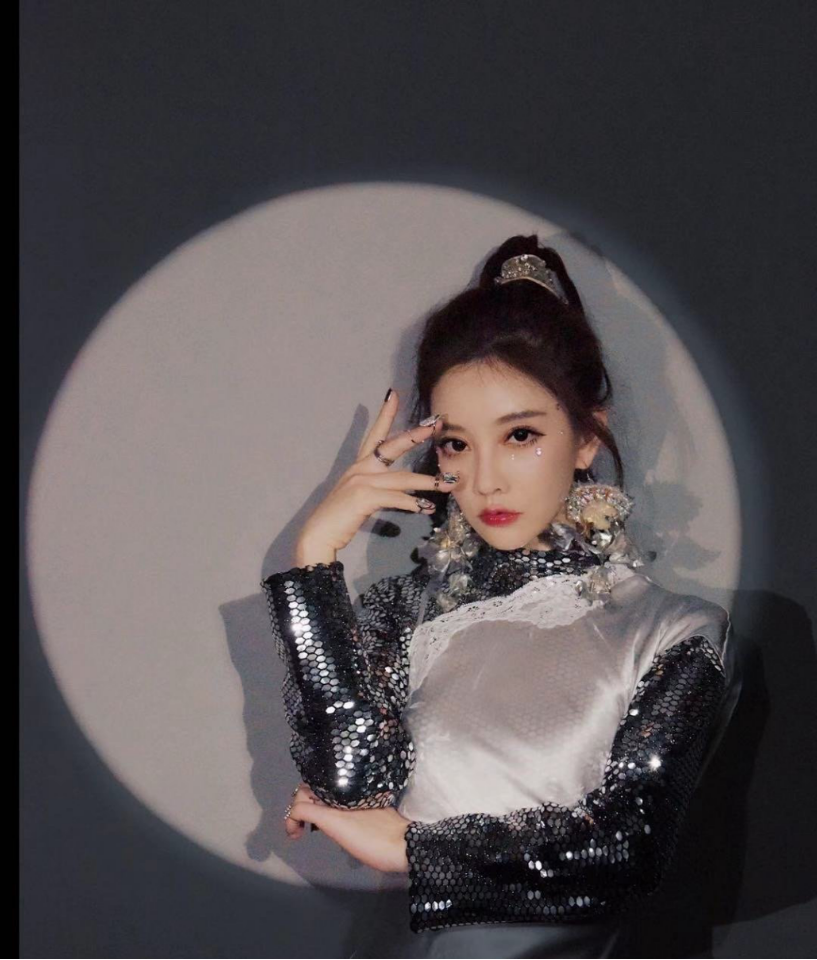 冯提莫穿银色短裙闪耀夺目，真是太高级