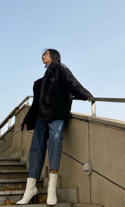 周雨彤衬衫叠穿高领衫,完美演绎秋冬时尚搭配