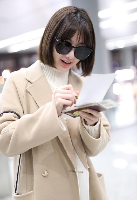 毛晓彤燕麦色大衣配“卷边裤”真会穿