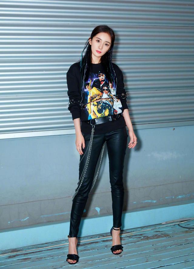 带货女王杨幂因带钻石口罩又登上了社交平台热搜