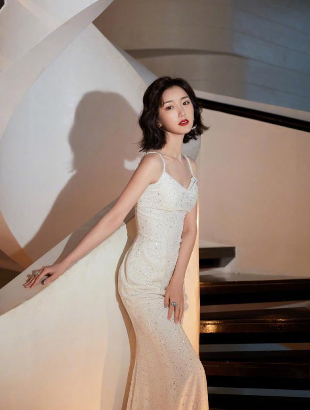 毛晓彤白色吊带裙配微卷波浪发，港风范儿十足