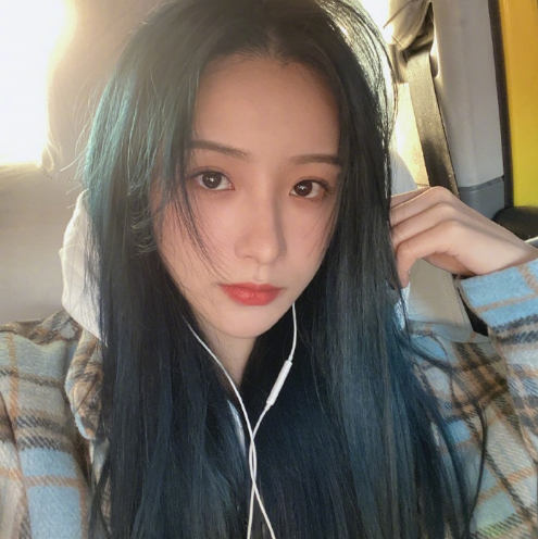 周二珂准备复播?发布最新MV,形象变成熟,红头发格外亮眼