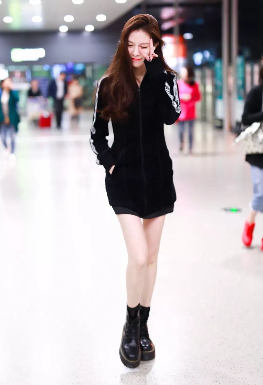 谭松韵、张含韵穿上丝绒裙秒变少女,美到开挂了