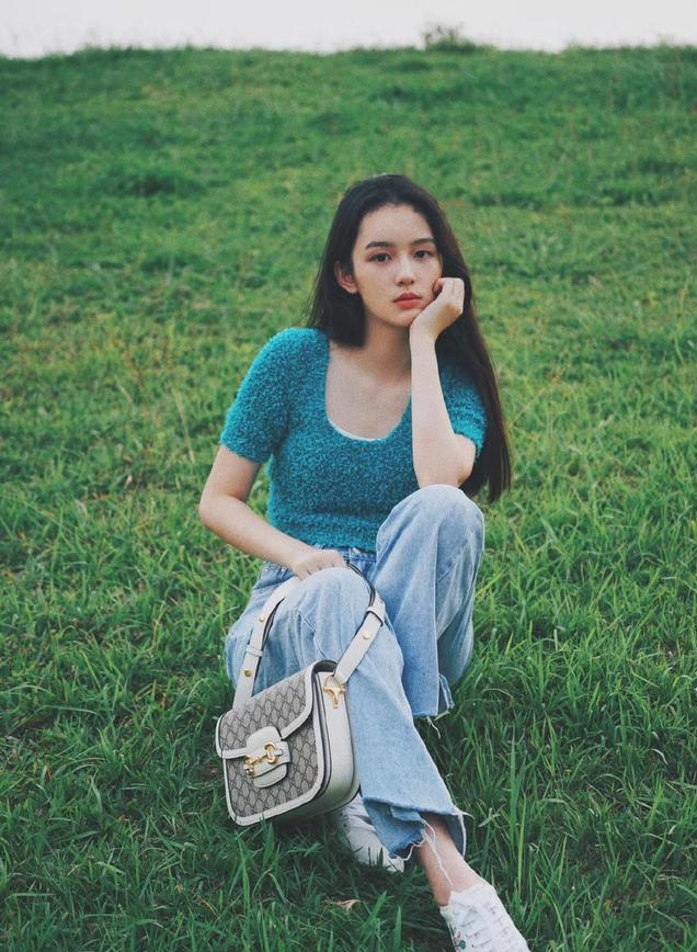 周也为证腰细故意将上衣剪掉一大截，效果太好看！