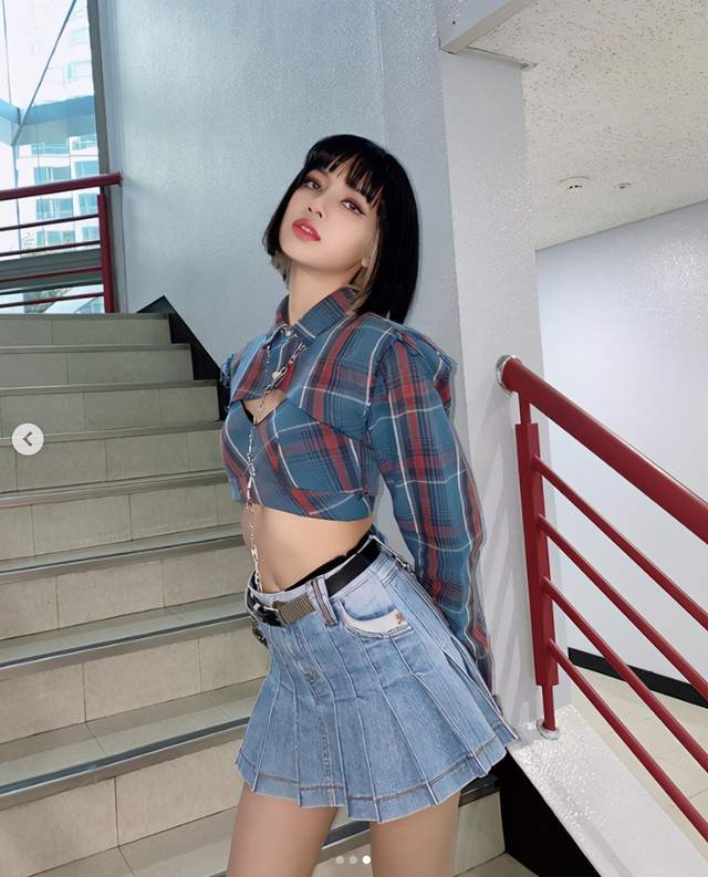 “人间芭比”LISA上衣镂空抬手秀火辣曲线,搭配性感百褶短裙太撩人