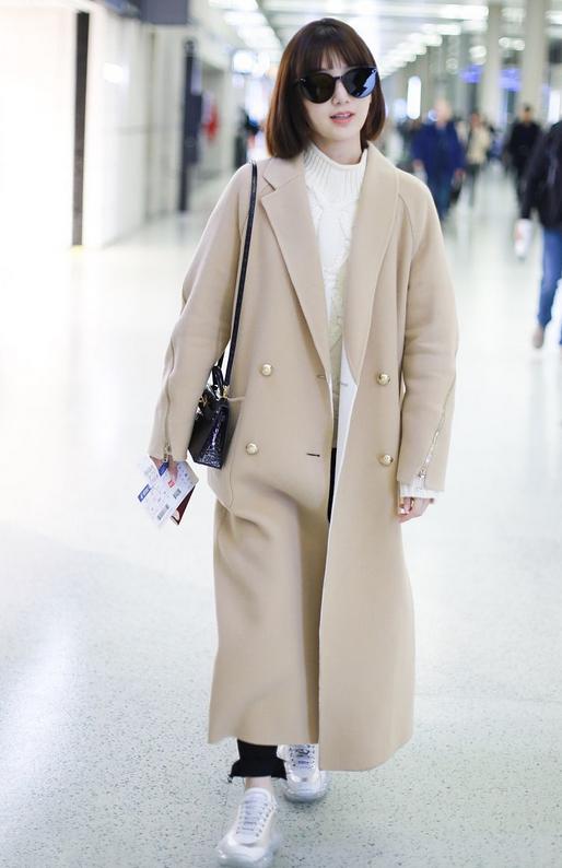 毛晓彤燕麦色大衣配“卷边裤”真会穿