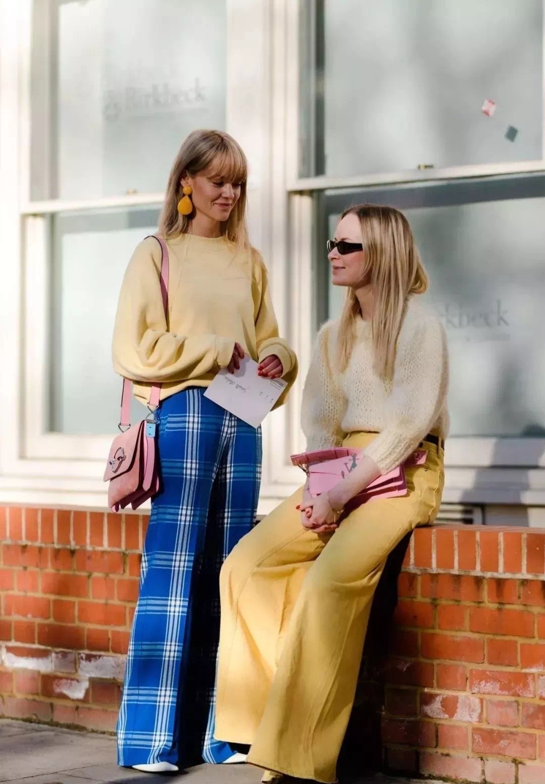 彩色阔腿裤也非常时尚，尽显明媚气息