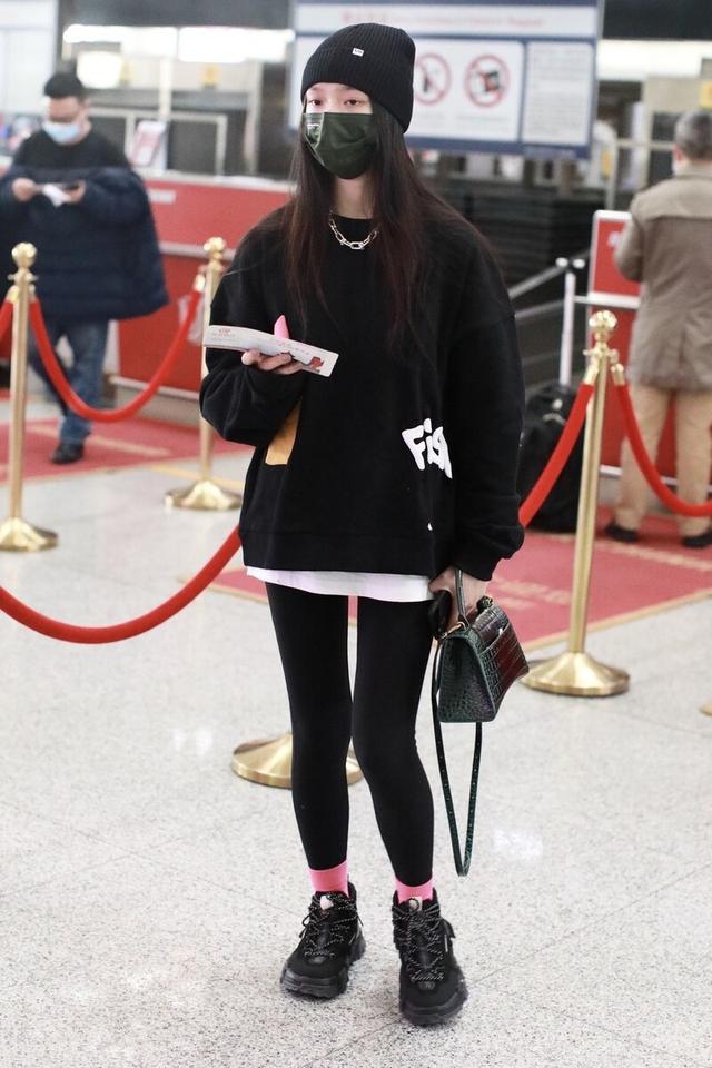 “袜子包裤脚”，保暖又时髦！