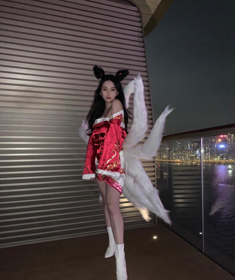 邱淑贞女儿晒万圣节造型，21岁沈月九尾狐装扮超惊艳不输妈妈