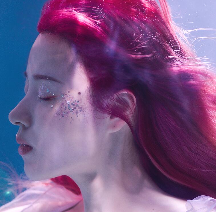 周二珂准备复播？发布最新MV，形象变成熟，红头发格外亮眼