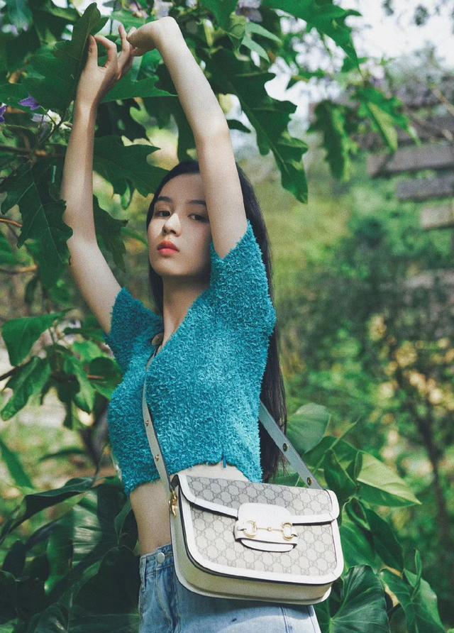 周也为证腰细故意将上衣剪掉一大截，效果太好看！