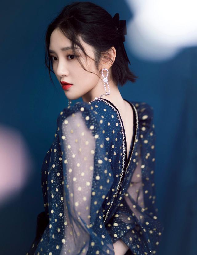 唐艺昕穿深V波点纱裙,气质和甜美长相不搭,张若昀怎么不管管?