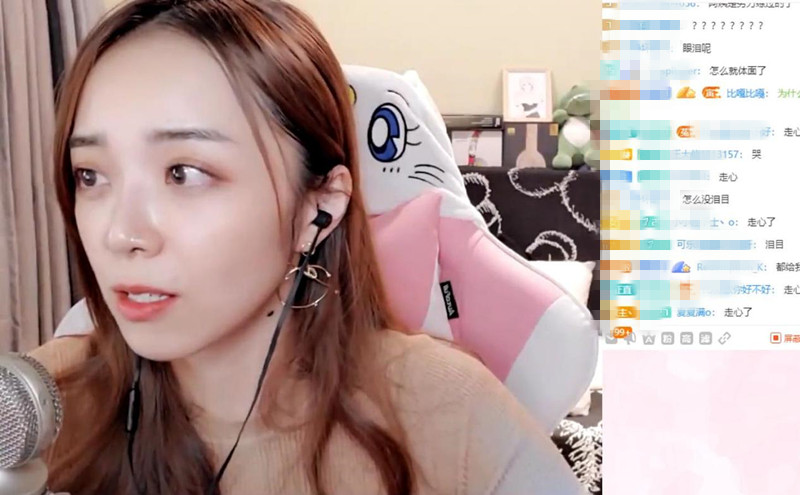 余霜颜值真的不行了？开播求网恋，脸上油脂太明显了