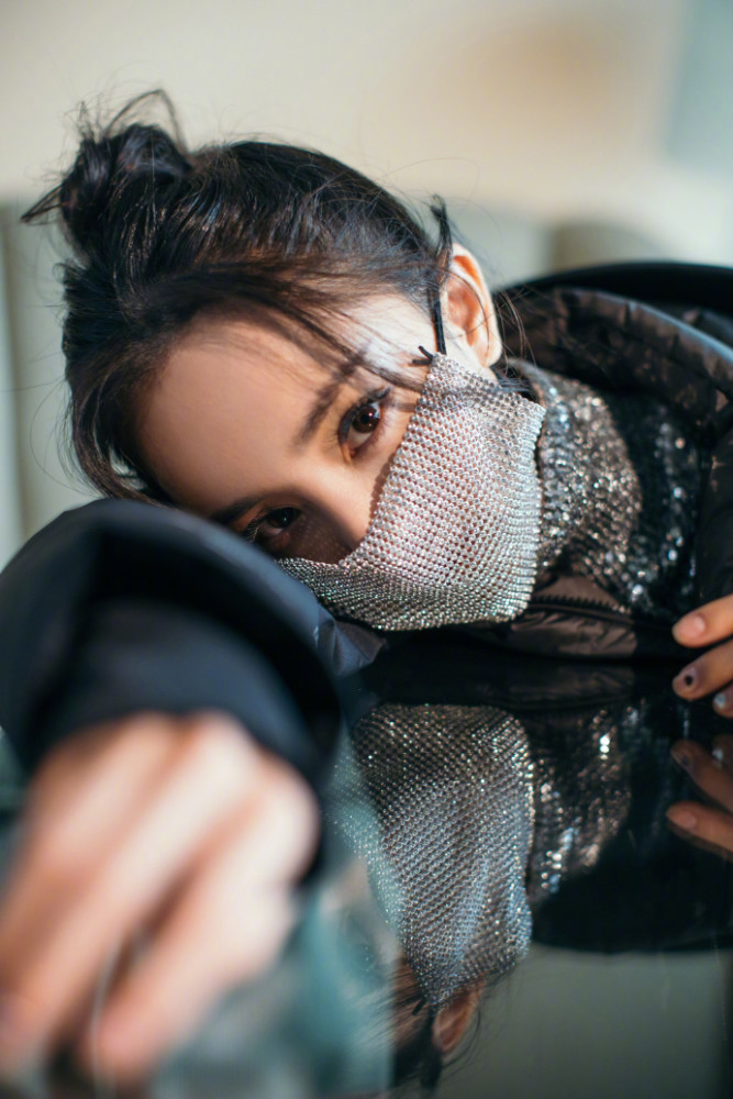 杨幂“钻石口罩”搭配高领针织衣，洋气少女好吸睛