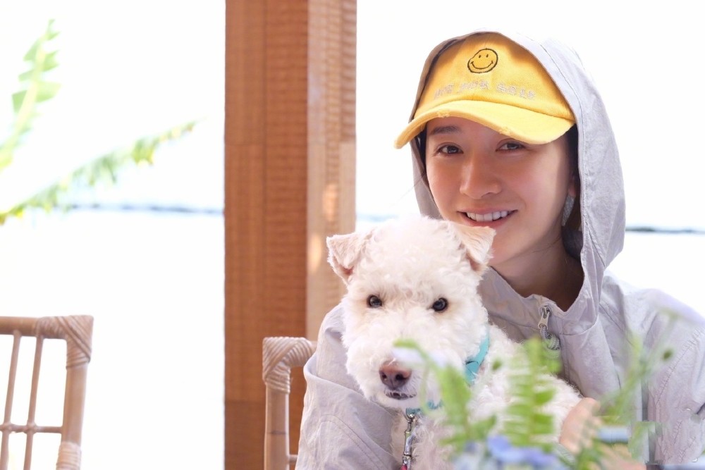 李小冉游玩迪士尼可爱如少女，太让人羡慕！ 时尚 第1张