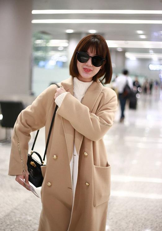 毛晓彤燕麦色大衣配“卷边裤”真会穿
