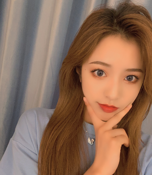 刘思瑶人气爆棚的原因找到了?滤镜太强大,肤色跟门一个颜色