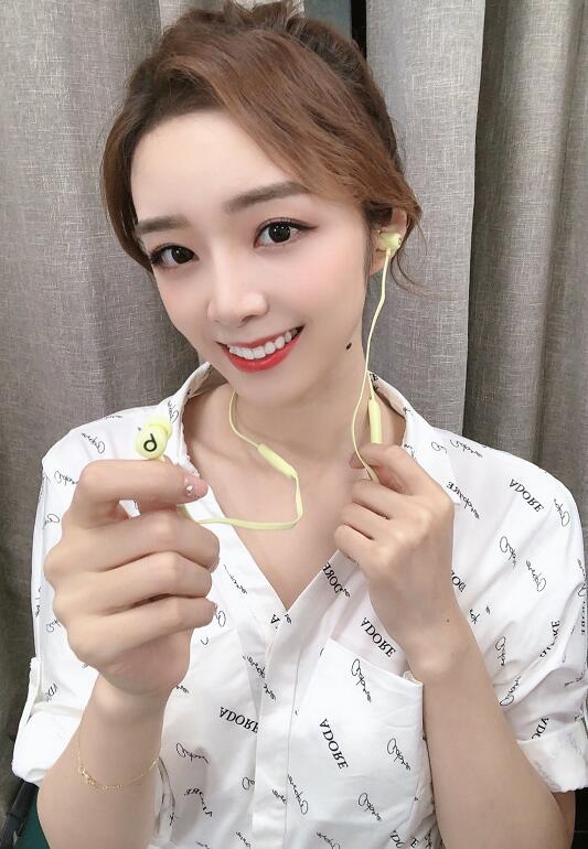 余霜新照美颜太过，连铁粉都忍不住吐槽，感觉越来越不真实了