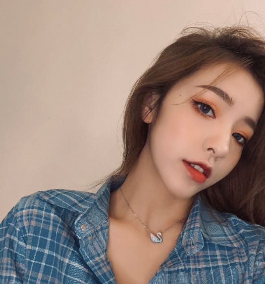 刘思瑶人气爆棚的原因找到了?滤镜太强大,肤色跟门一个颜色