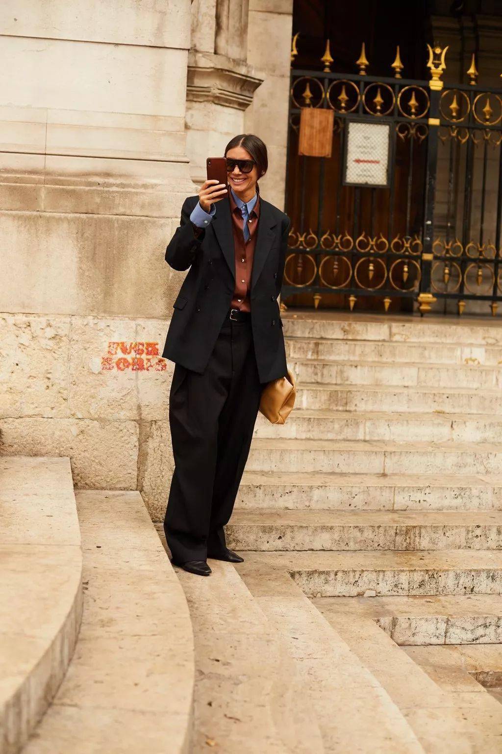 宽松自在的衣着方式,感觉到自己藏在衣服里的温度