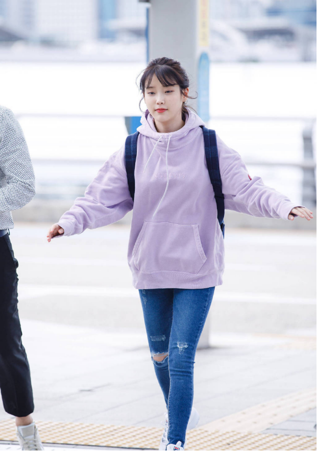 出道12年的IU如今27岁美貌也没下线,成熟、清纯风格全都能驾驭