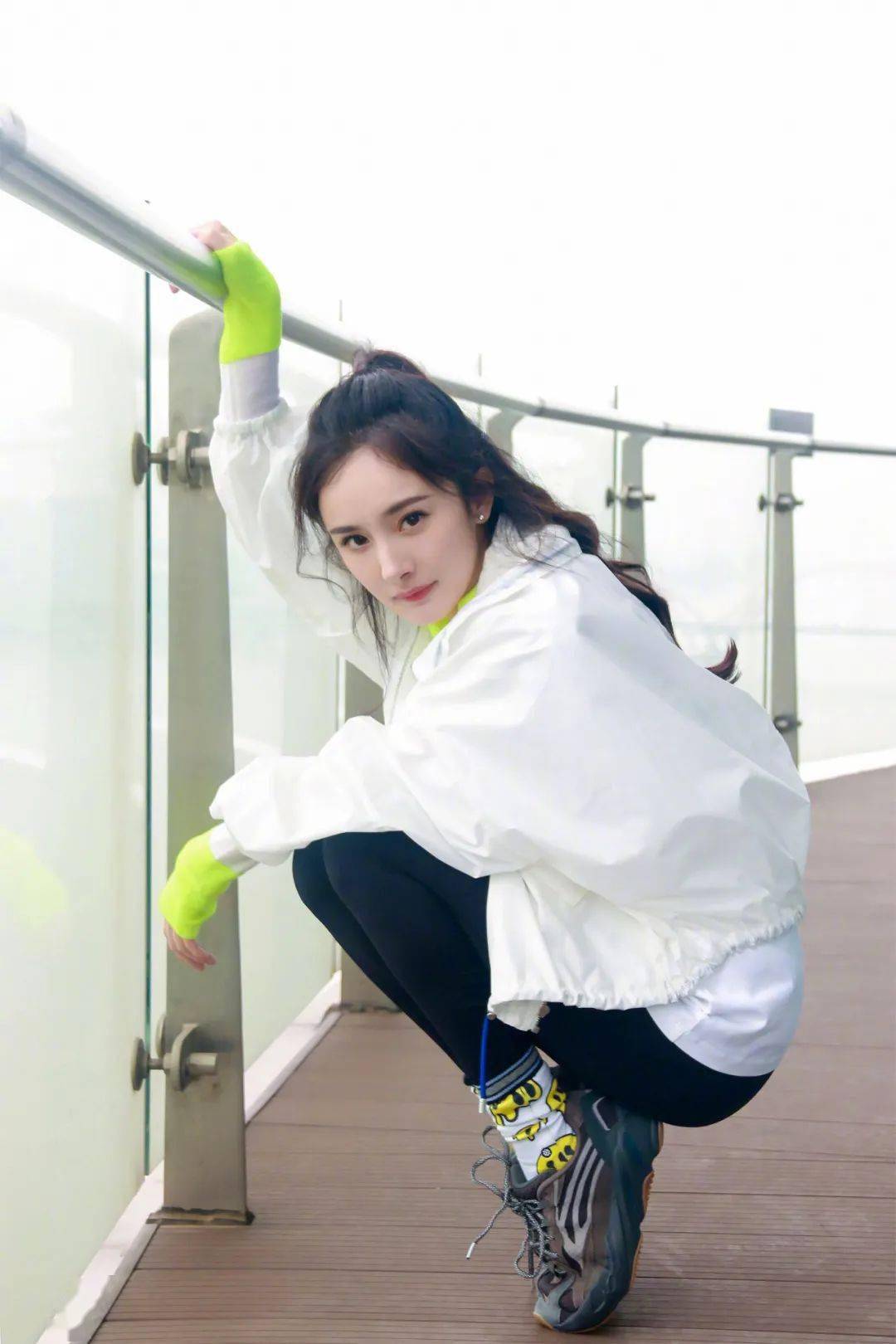 最常见的“露袜”穿法:运动鞋 + 袜子