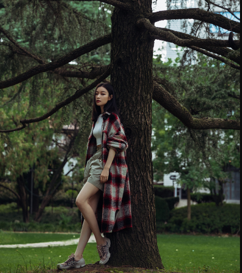 当倪妮换上“爸爸裤”，这腿比电棒还细